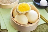 Cách làm bánh bao nhân trứng sữa ngon lạ